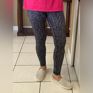 Lululemon Gray And Black Print Leggings Size 6